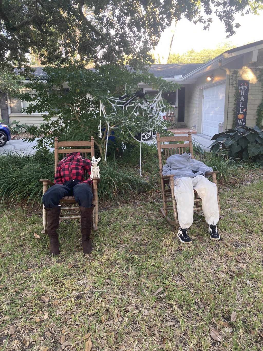 AFFORDABLE Halloween Idea: Headless People Displays